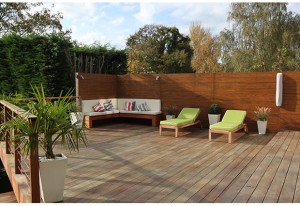 Contemporary Terrace Wimbledon SW19 with a large ipe hardwood decking, bespoke inbuilt seat as dinning and lounging area, red cedar contemporary venetian style fencing, lower garden